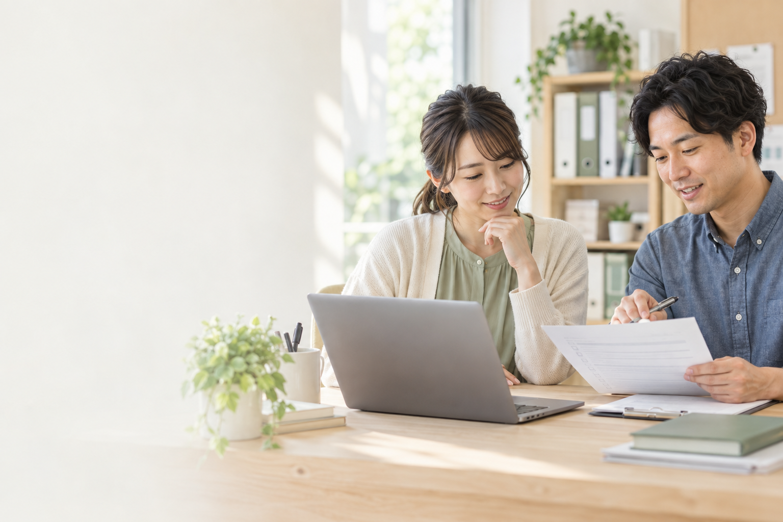 立場の違う職員が同じ机で話し合う、福祉の現場のイメージ